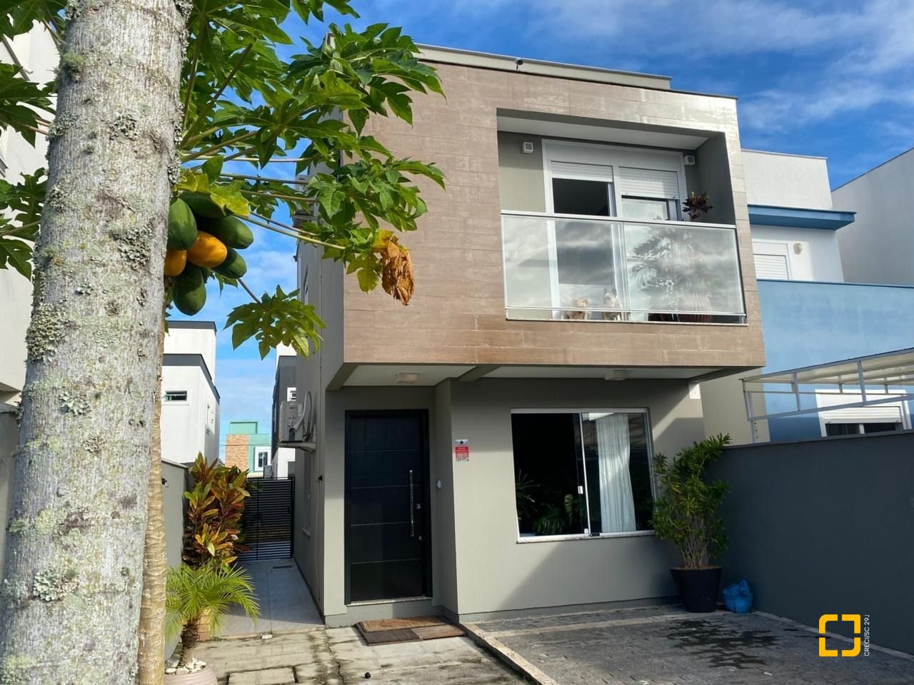 Casa com 102m², 4 quartos (sendo 1 suíte), 2 garagens, no bairro Ribeirão da Ilha em Florianópolis