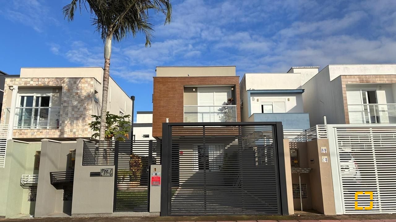 Casa com 102m², 4 quartos (sendo 1 suíte), 2 garagens, no bairro Ribeirão da Ilha em Florianópolis