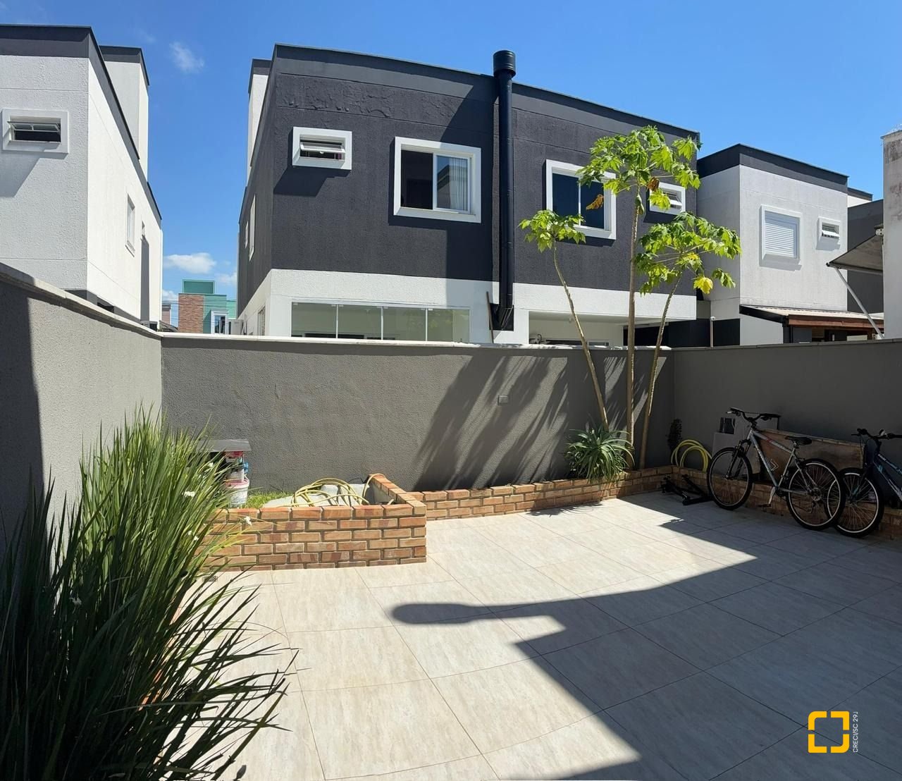 Casa com 102m², 4 quartos (sendo 1 suíte), 2 garagens, no bairro Ribeirão da Ilha em Florianópolis