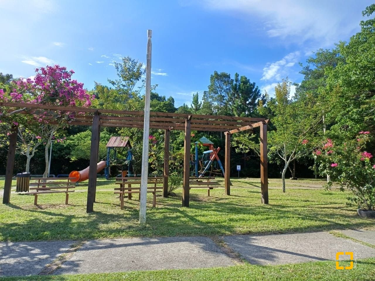 Casa com 97m², 4 quartos (sendo 2 suítes), 2 garagens, no bairro Rio Vermelho em Florianópolis
