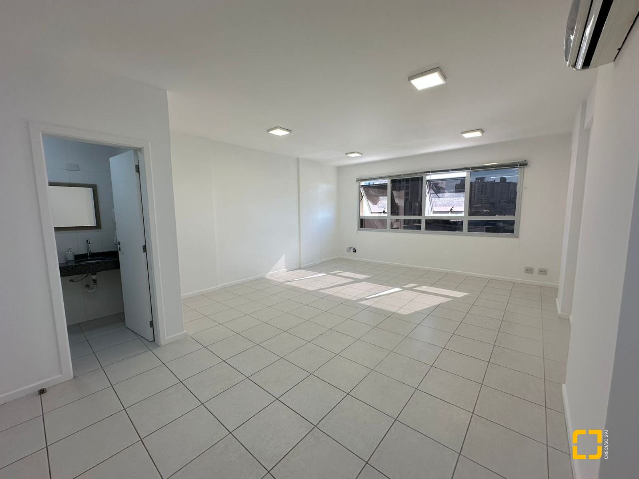 Sala com 38m², 1 garagem, no bairro Estreito em Florianópolis