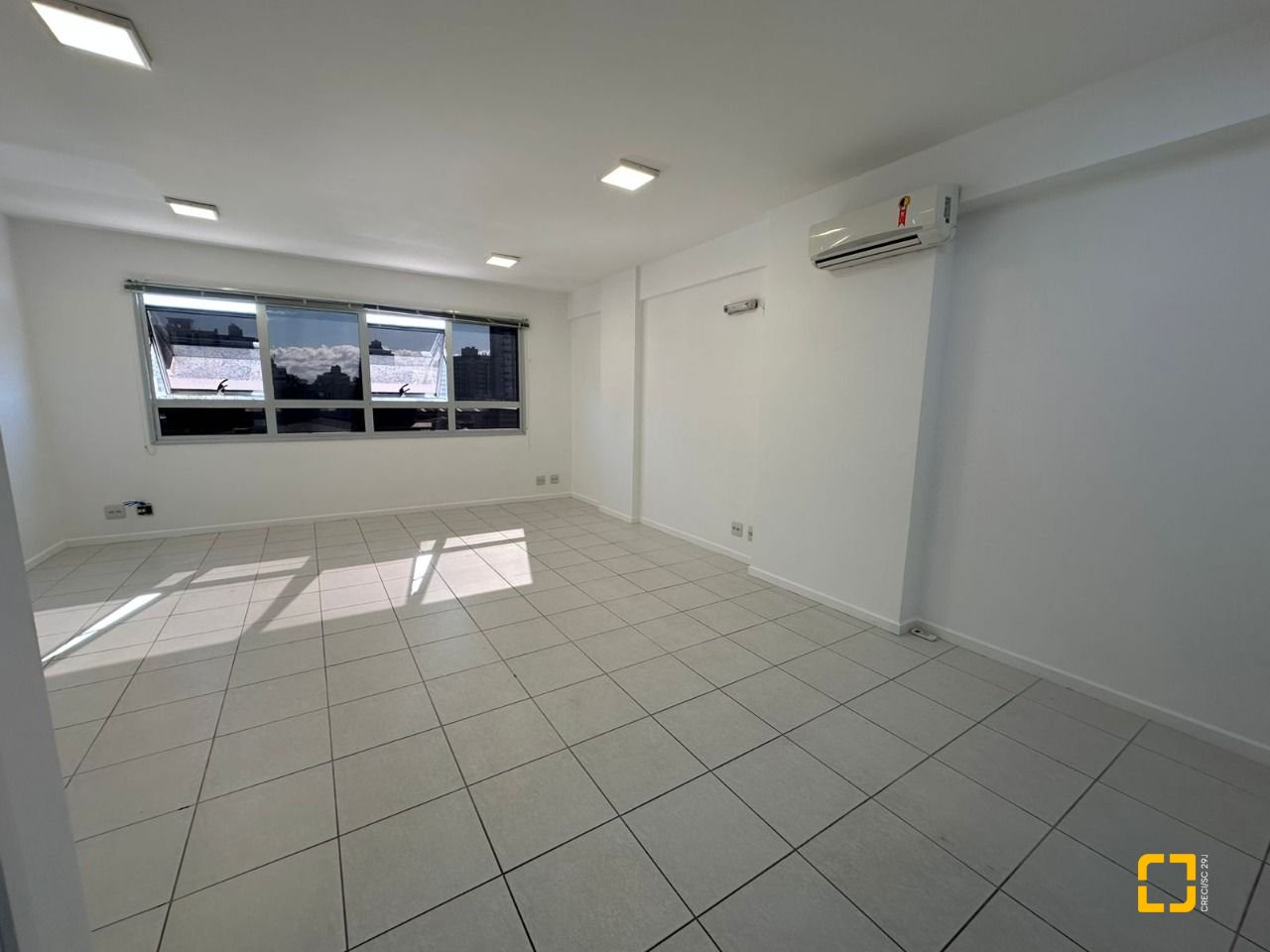 Sala com 38m², 1 garagem, no bairro Estreito em Florianópolis