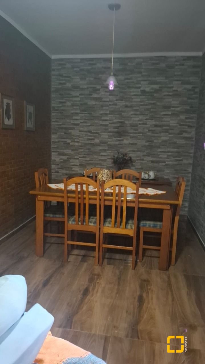 Casa com 95m², 5 quartos (sendo 1 suíte), 1 garagem, no bairro Centro em Florianópolis