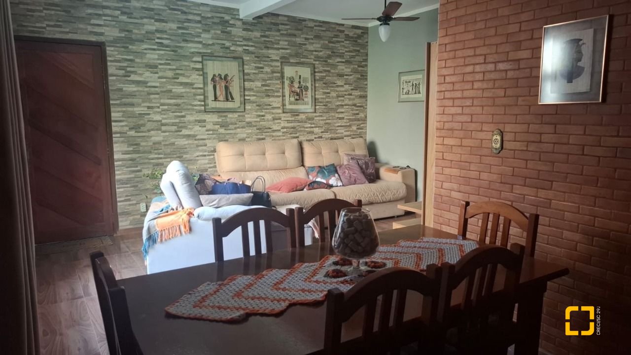 Casa com 95m², 5 quartos (sendo 1 suíte), 1 garagem, no bairro Centro em Florianópolis