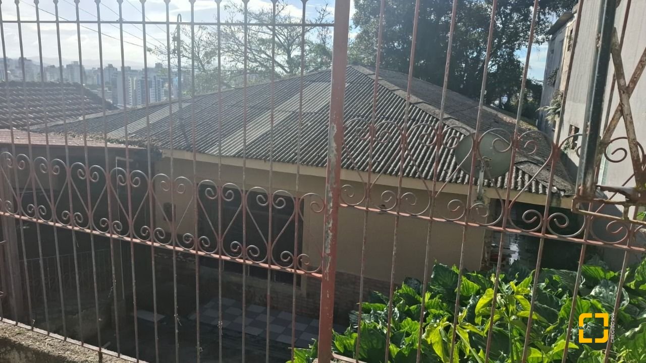 Casa com 95m², 5 quartos (sendo 1 suíte), 1 garagem, no bairro Centro em Florianópolis