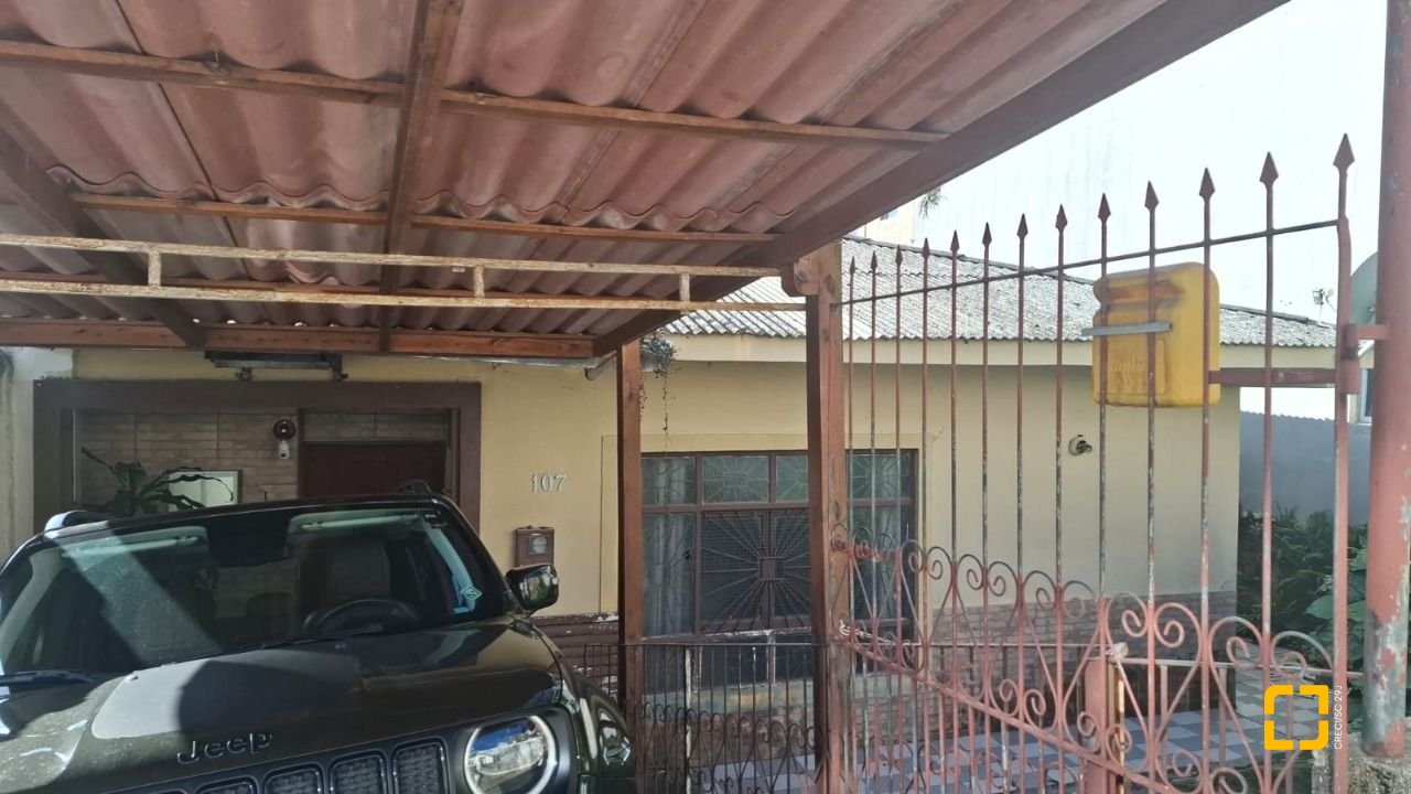 Casa com 95m², 5 quartos (sendo 1 suíte), 1 garagem, no bairro Centro em Florianópolis