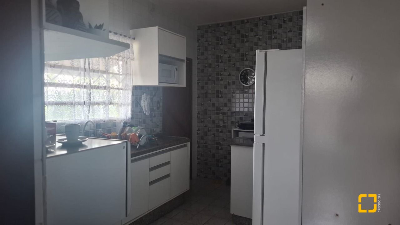 Casa com 95m², 5 quartos (sendo 1 suíte), 1 garagem, no bairro Centro em Florianópolis