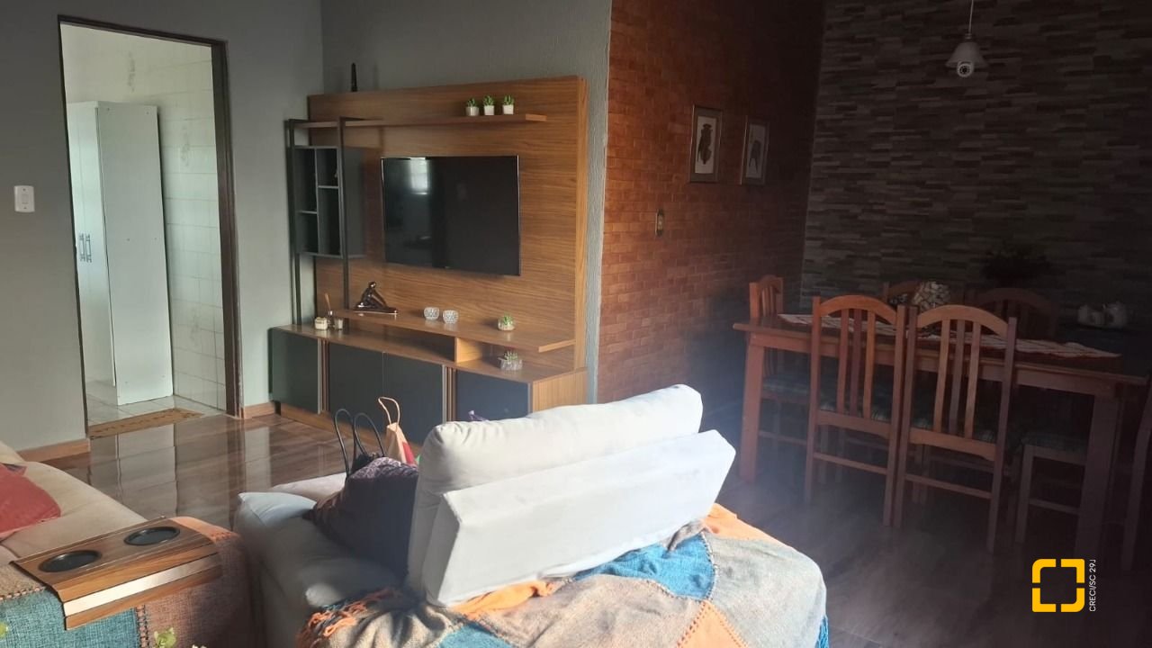 Casa com 95m², 5 quartos (sendo 1 suíte), 1 garagem, no bairro Centro em Florianópolis