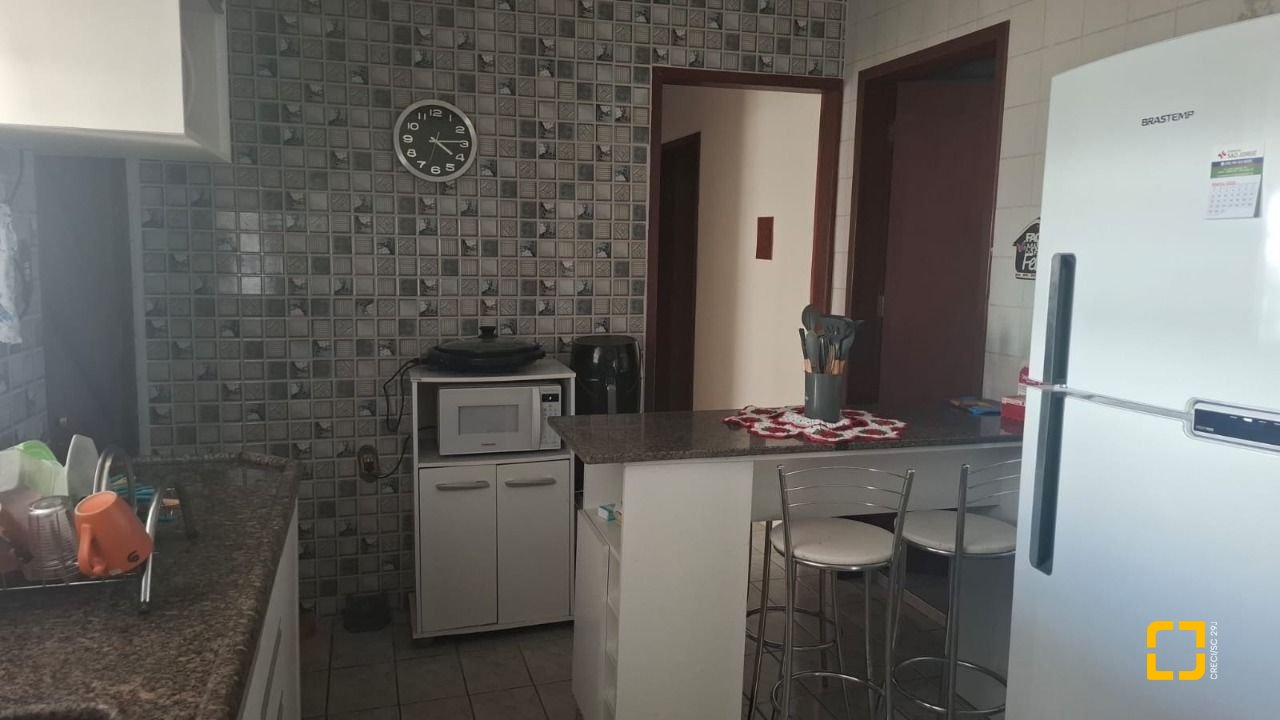 Casa com 95m², 5 quartos (sendo 1 suíte), 1 garagem, no bairro Centro em Florianópolis