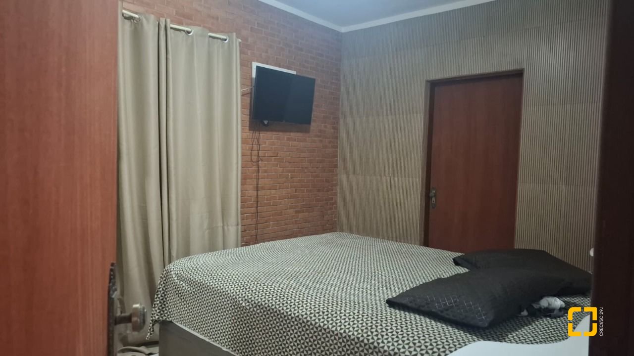 Casa com 95m², 5 quartos (sendo 1 suíte), 1 garagem, no bairro Centro em Florianópolis