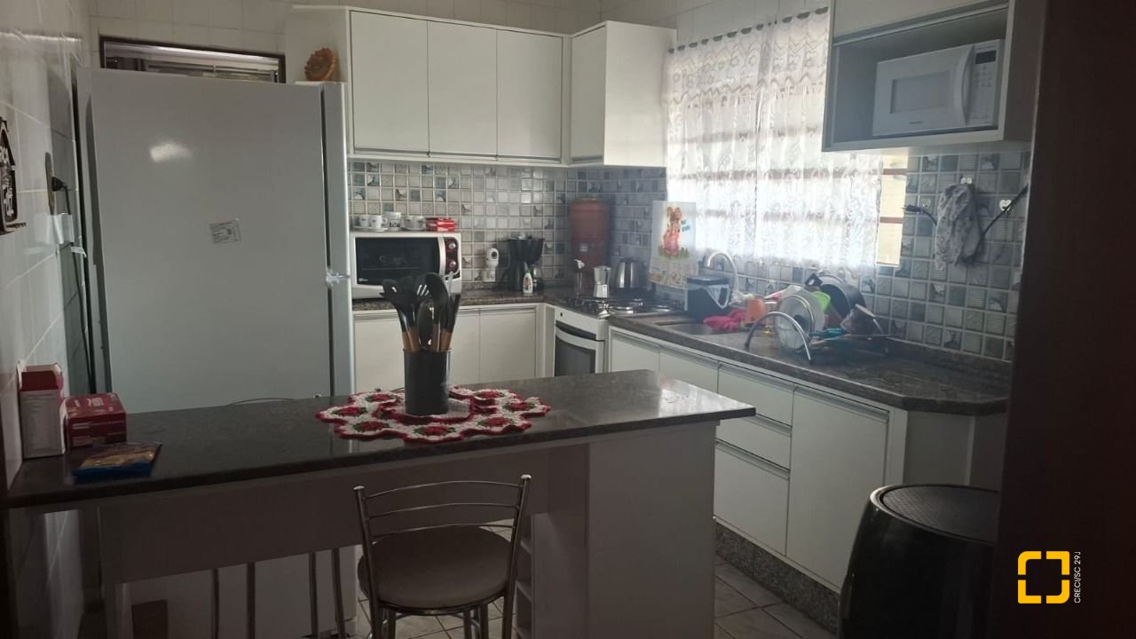 Casa com 95m², 5 quartos (sendo 1 suíte), 1 garagem, no bairro Centro em Florianópolis