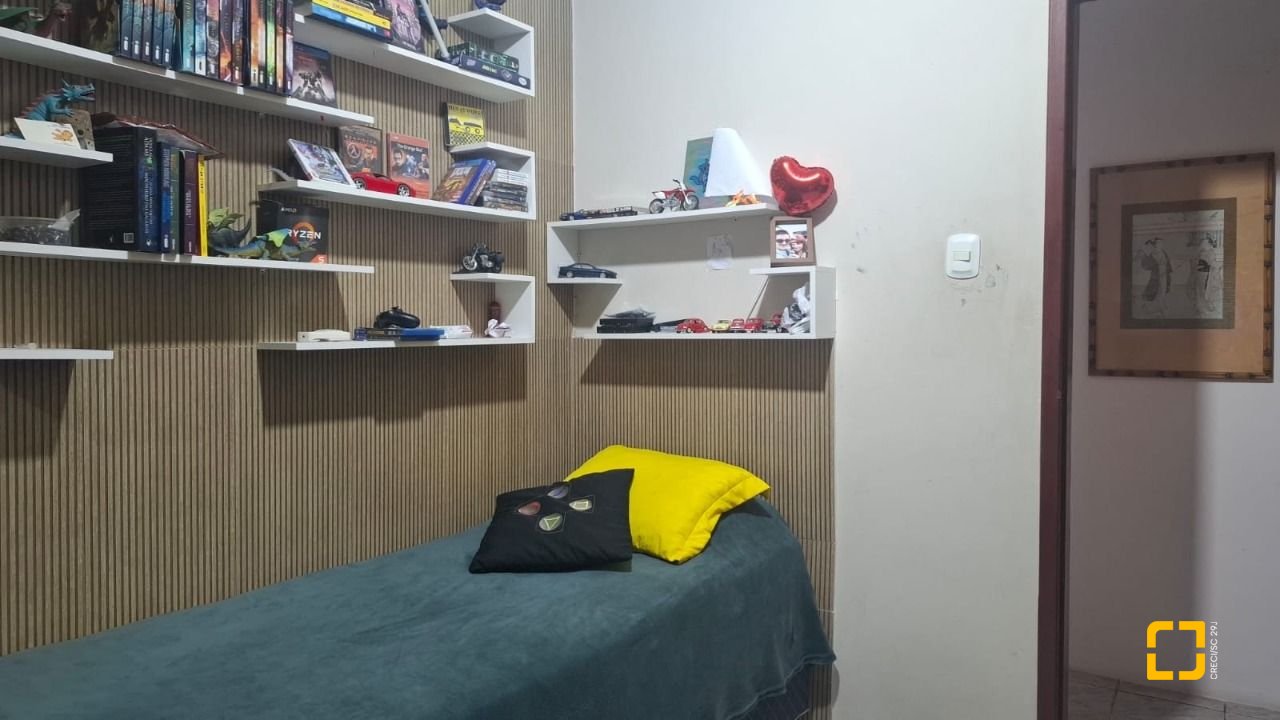 Casa com 95m², 5 quartos (sendo 1 suíte), 1 garagem, no bairro Centro em Florianópolis