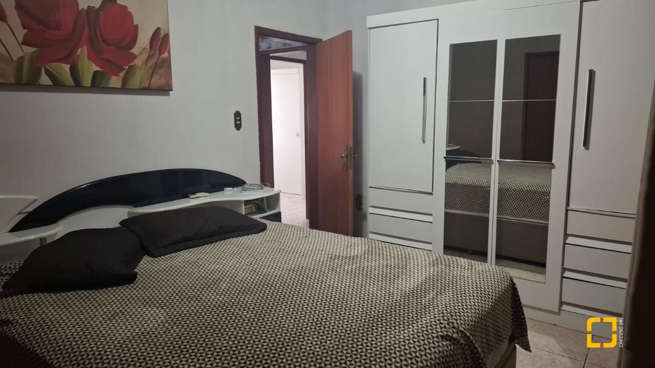 Casa com 95m², 5 quartos (sendo 1 suíte), 1 garagem, no bairro Centro em Florianópolis