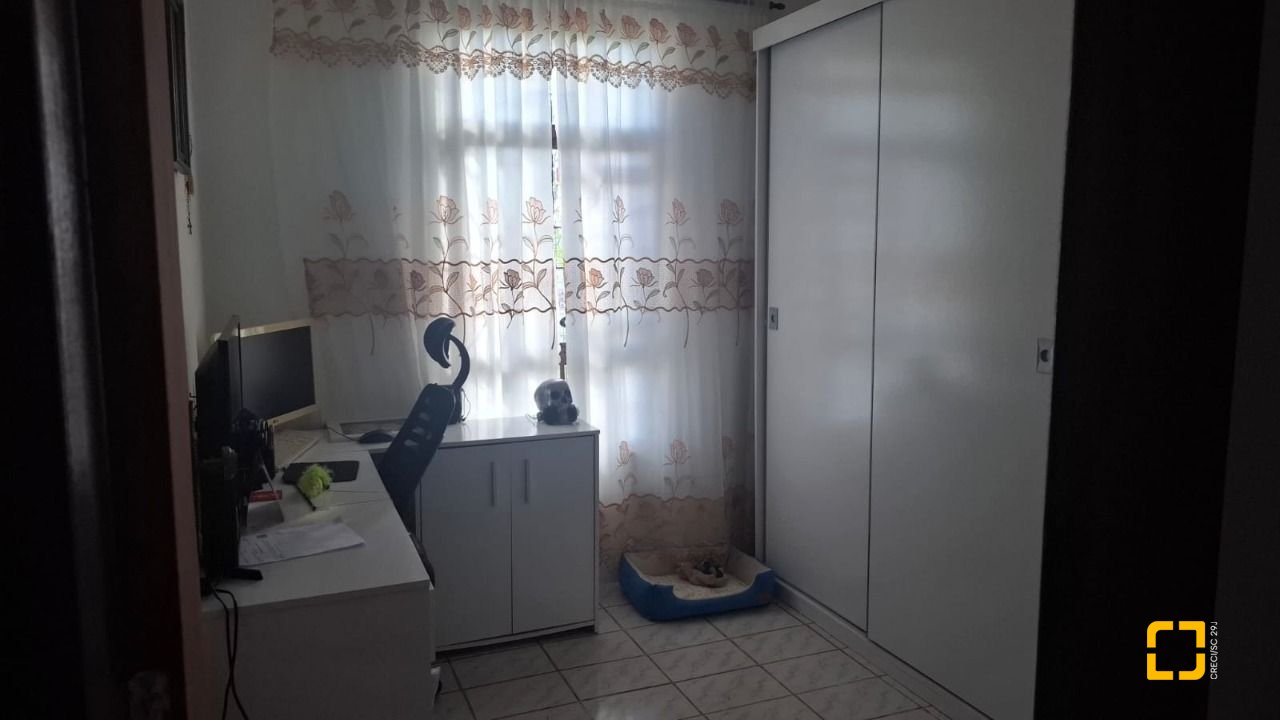 Casa com 95m², 5 quartos (sendo 1 suíte), 1 garagem, no bairro Centro em Florianópolis