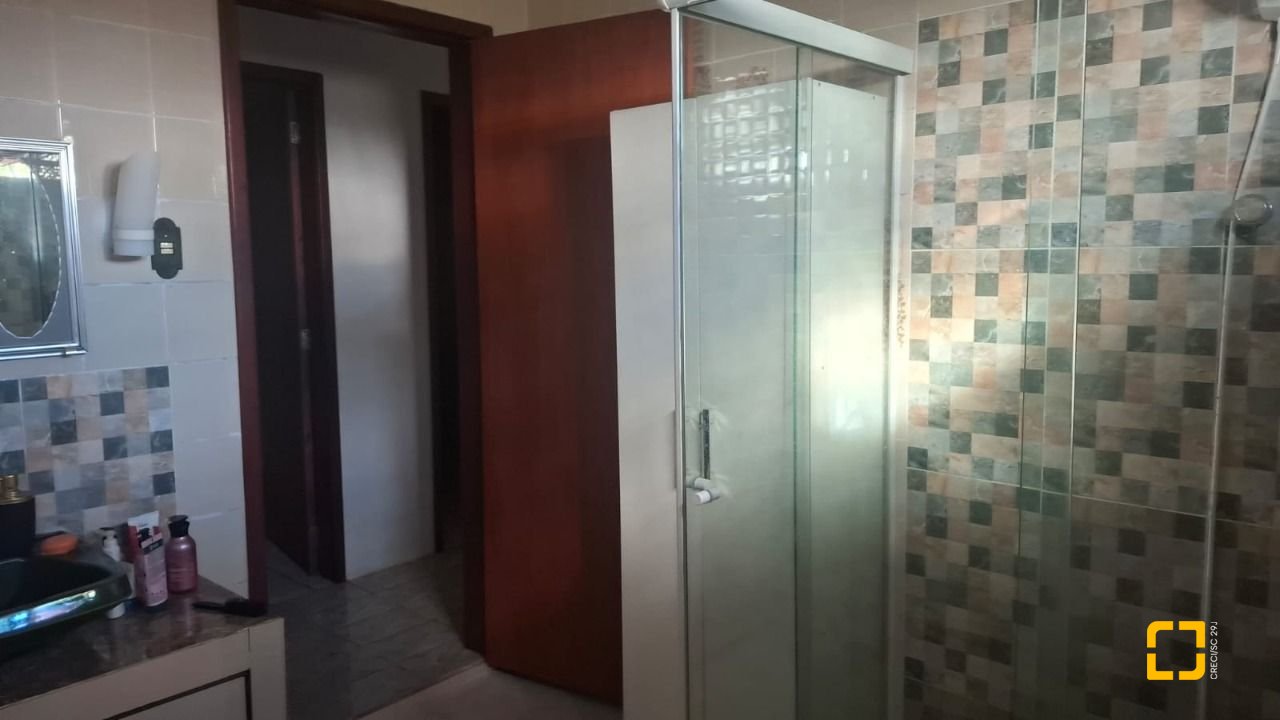 Casa com 95m², 5 quartos (sendo 1 suíte), 1 garagem, no bairro Centro em Florianópolis