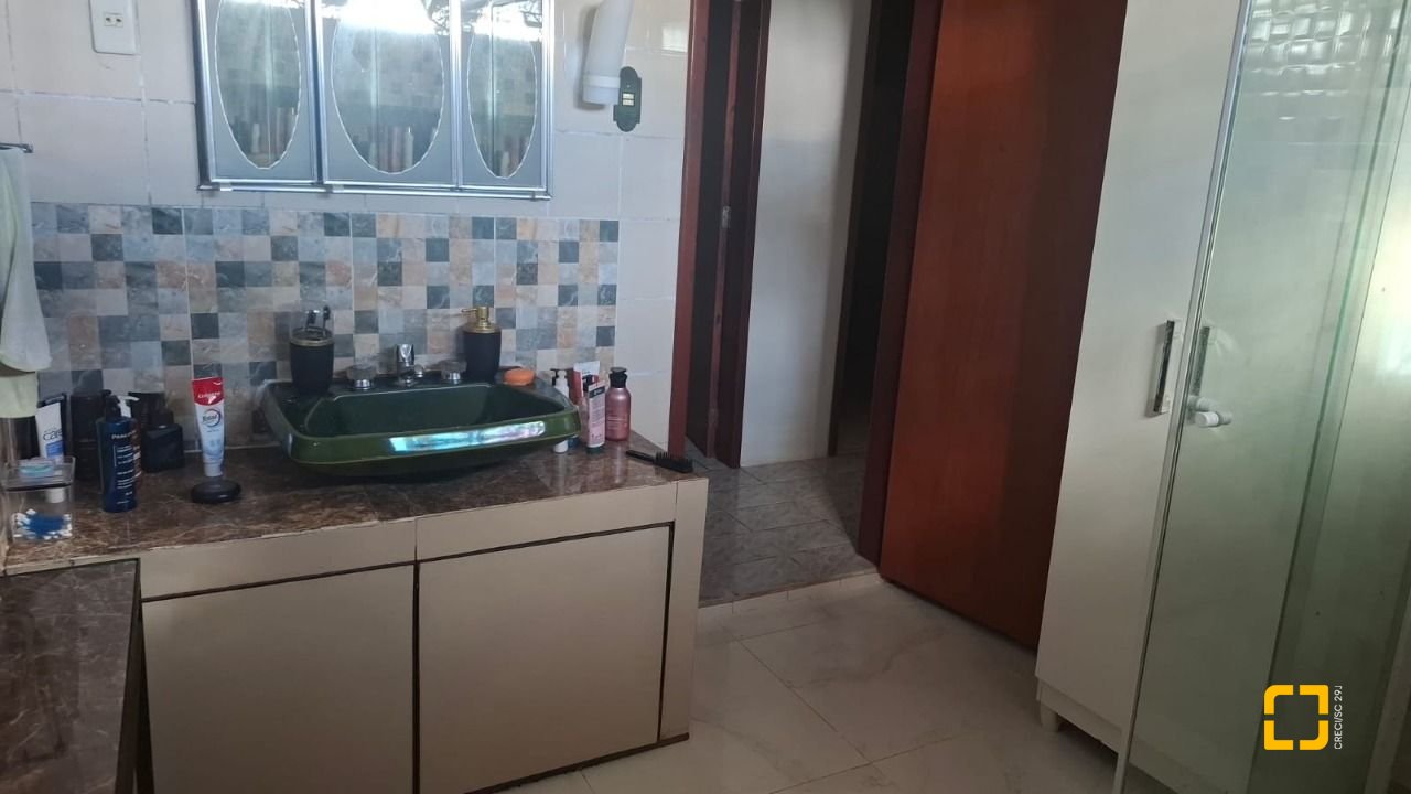 Casa com 95m², 5 quartos (sendo 1 suíte), 1 garagem, no bairro Centro em Florianópolis
