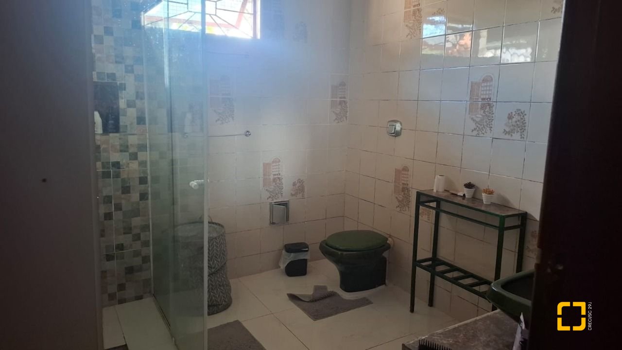 Casa com 95m², 5 quartos (sendo 1 suíte), 1 garagem, no bairro Centro em Florianópolis