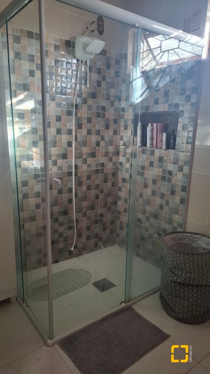 Casa com 95m², 5 quartos (sendo 1 suíte), 1 garagem, no bairro Centro em Florianópolis