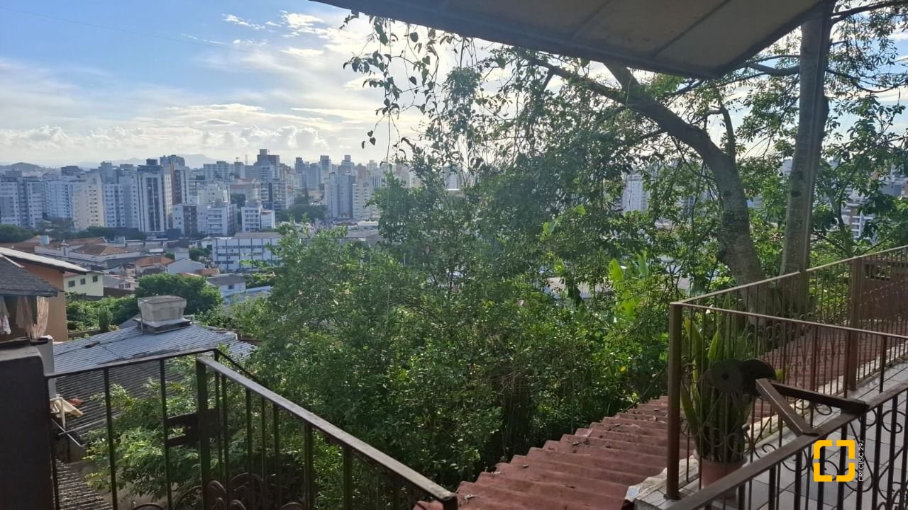 Casa com 95m², 5 quartos (sendo 1 suíte), 1 garagem, no bairro Centro em Florianópolis