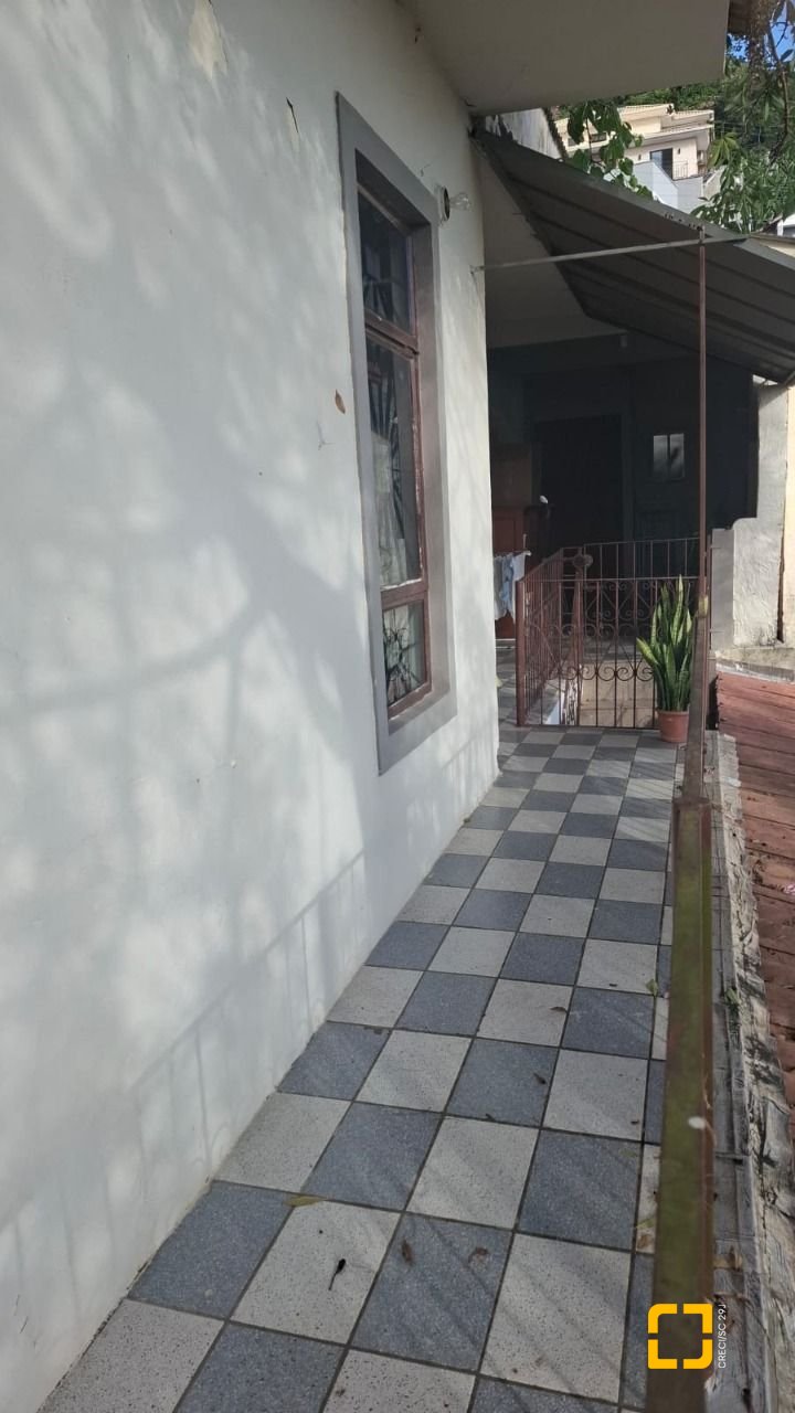 Casa com 95m², 5 quartos (sendo 1 suíte), 1 garagem, no bairro Centro em Florianópolis