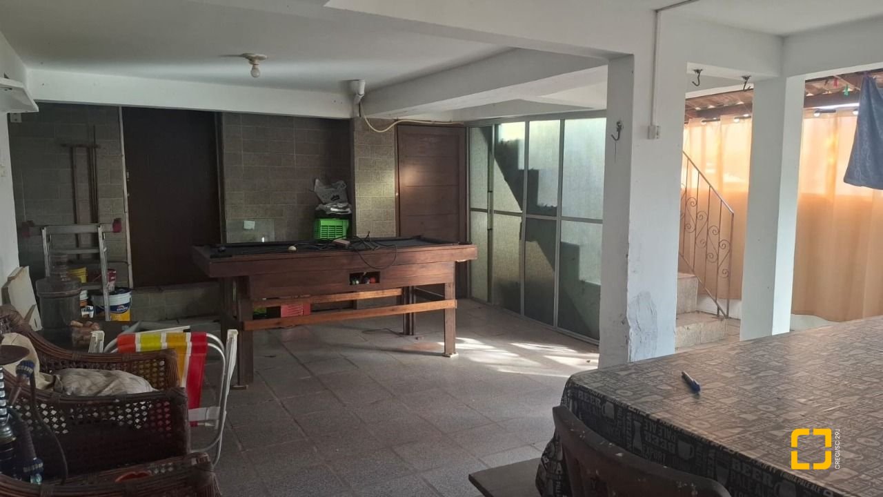 Casa com 95m², 5 quartos (sendo 1 suíte), 1 garagem, no bairro Centro em Florianópolis