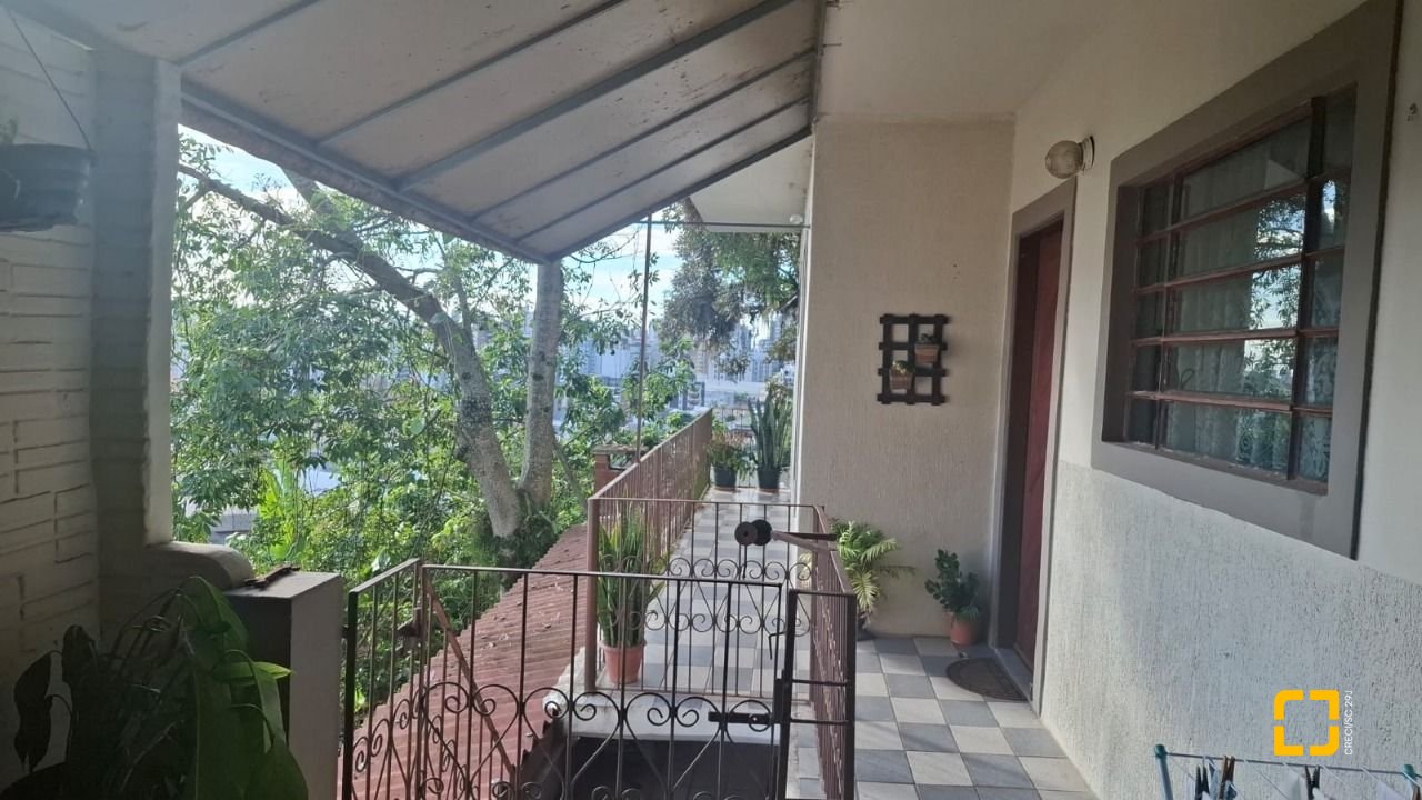Casa com 95m², 5 quartos (sendo 1 suíte), 1 garagem, no bairro Centro em Florianópolis
