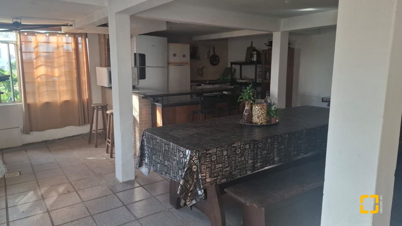 Casa com 95m², 5 quartos (sendo 1 suíte), 1 garagem, no bairro Centro em Florianópolis