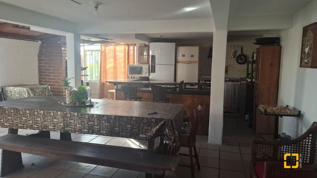 Casa com 95m², 5 quartos (sendo 1 suíte), 1 garagem, no bairro Centro em Florianópolis