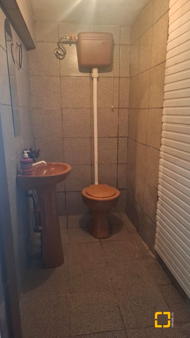 Casa com 95m², 5 quartos (sendo 1 suíte), 1 garagem, no bairro Centro em Florianópolis