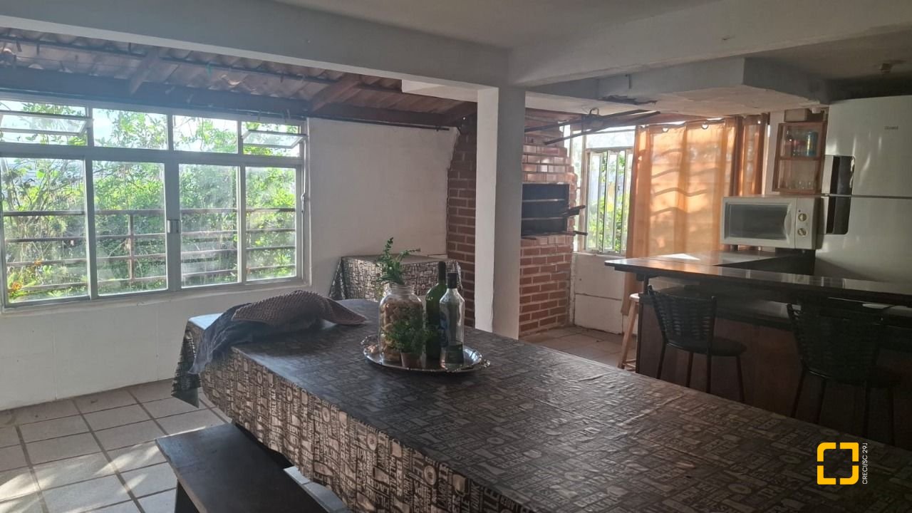 Casa com 95m², 5 quartos (sendo 1 suíte), 1 garagem, no bairro Centro em Florianópolis