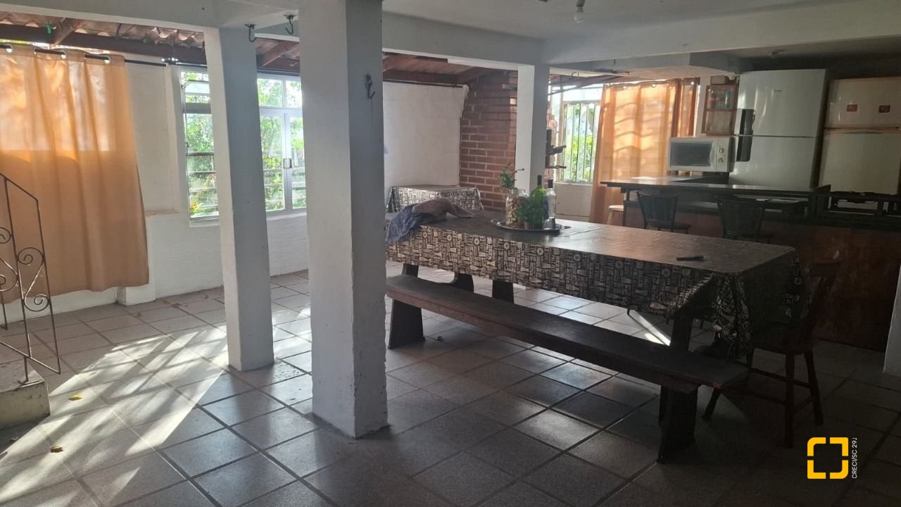 Casa com 95m², 5 quartos (sendo 1 suíte), 1 garagem, no bairro Centro em Florianópolis