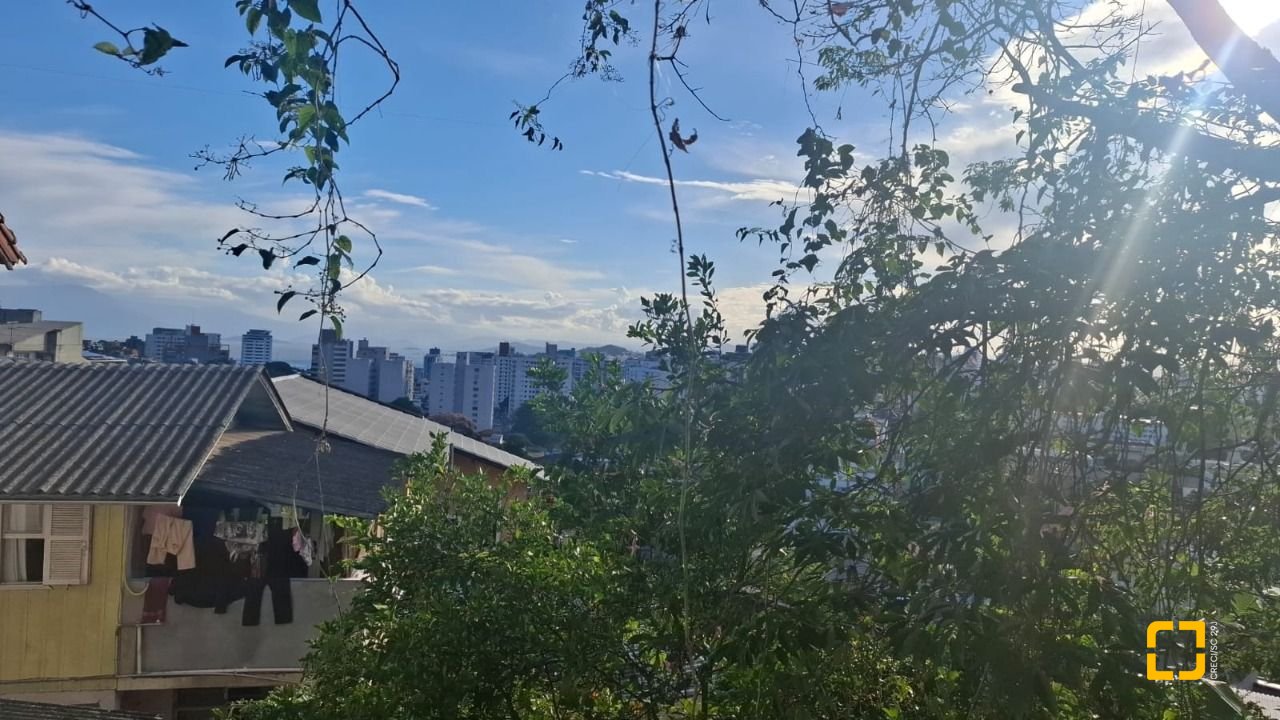 Casa com 95m², 5 quartos (sendo 1 suíte), 1 garagem, no bairro Centro em Florianópolis