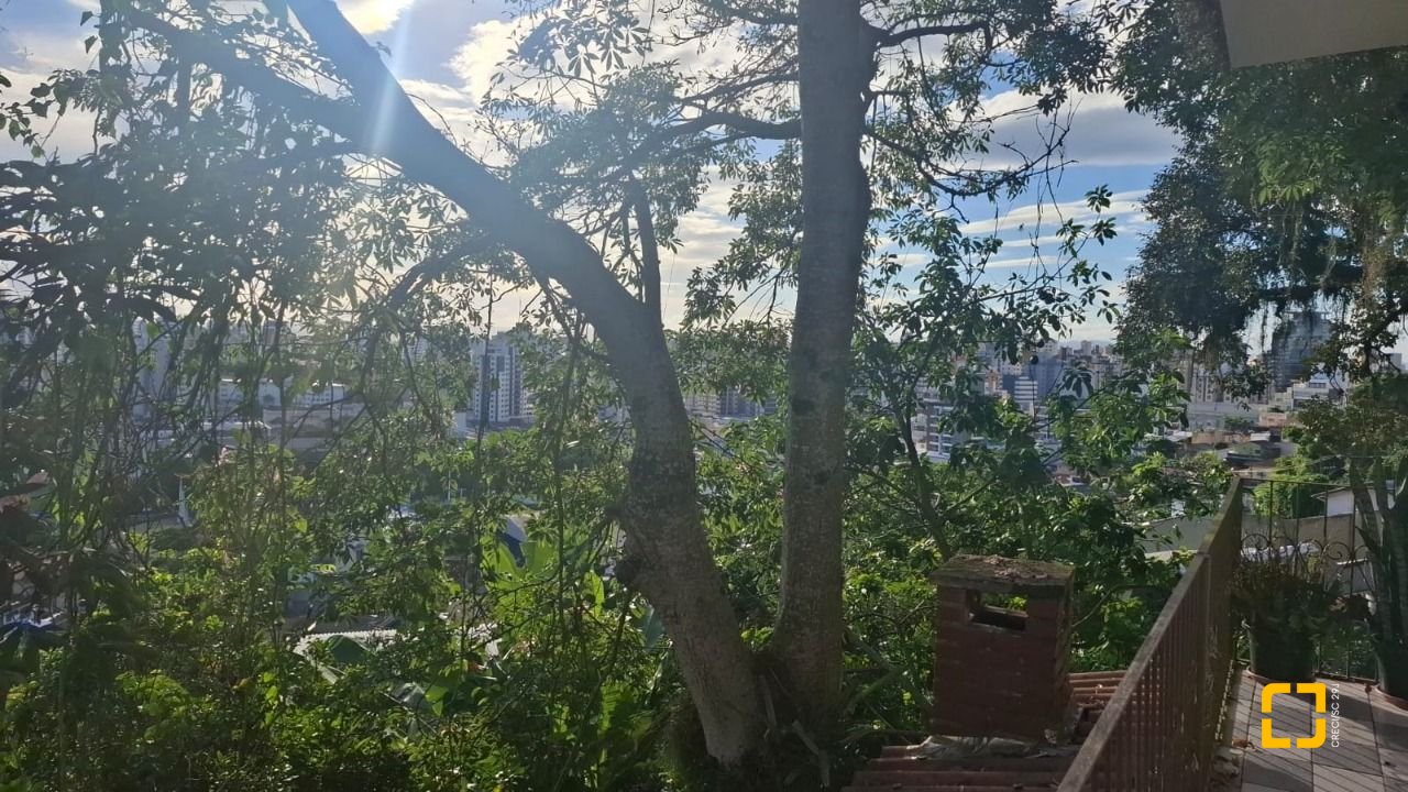 Casa com 95m², 5 quartos (sendo 1 suíte), 1 garagem, no bairro Centro em Florianópolis