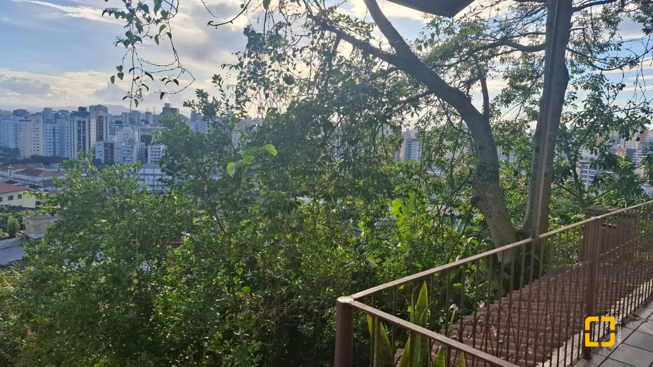 Casa com 95m², 5 quartos (sendo 1 suíte), 1 garagem, no bairro Centro em Florianópolis