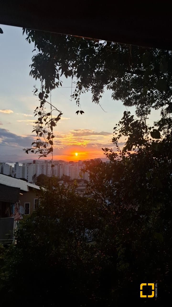 Casa com 95m², 5 quartos (sendo 1 suíte), 1 garagem, no bairro Centro em Florianópolis