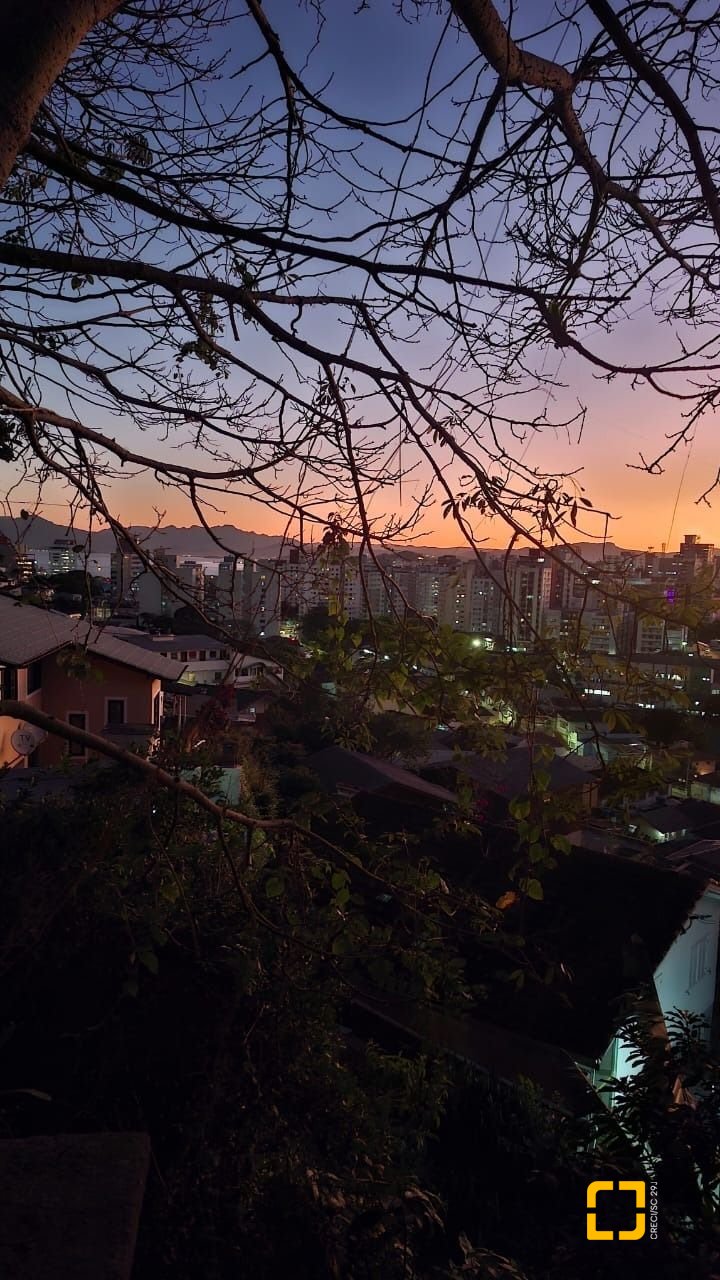 Casa com 95m², 5 quartos (sendo 1 suíte), 1 garagem, no bairro Centro em Florianópolis