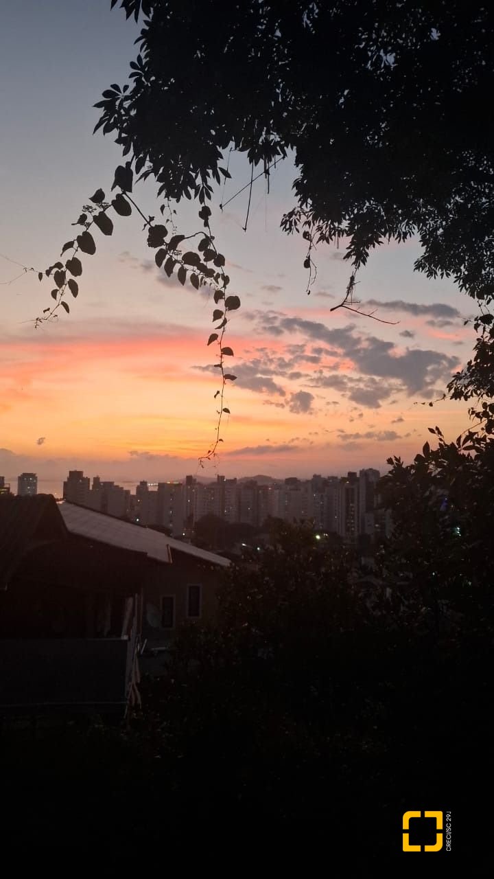 Casa com 95m², 5 quartos (sendo 1 suíte), 1 garagem, no bairro Centro em Florianópolis