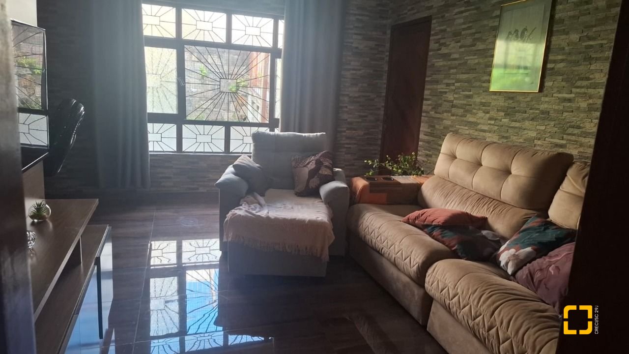 Casa com 95m², 5 quartos (sendo 1 suíte), 1 garagem, no bairro Centro em Florianópolis
