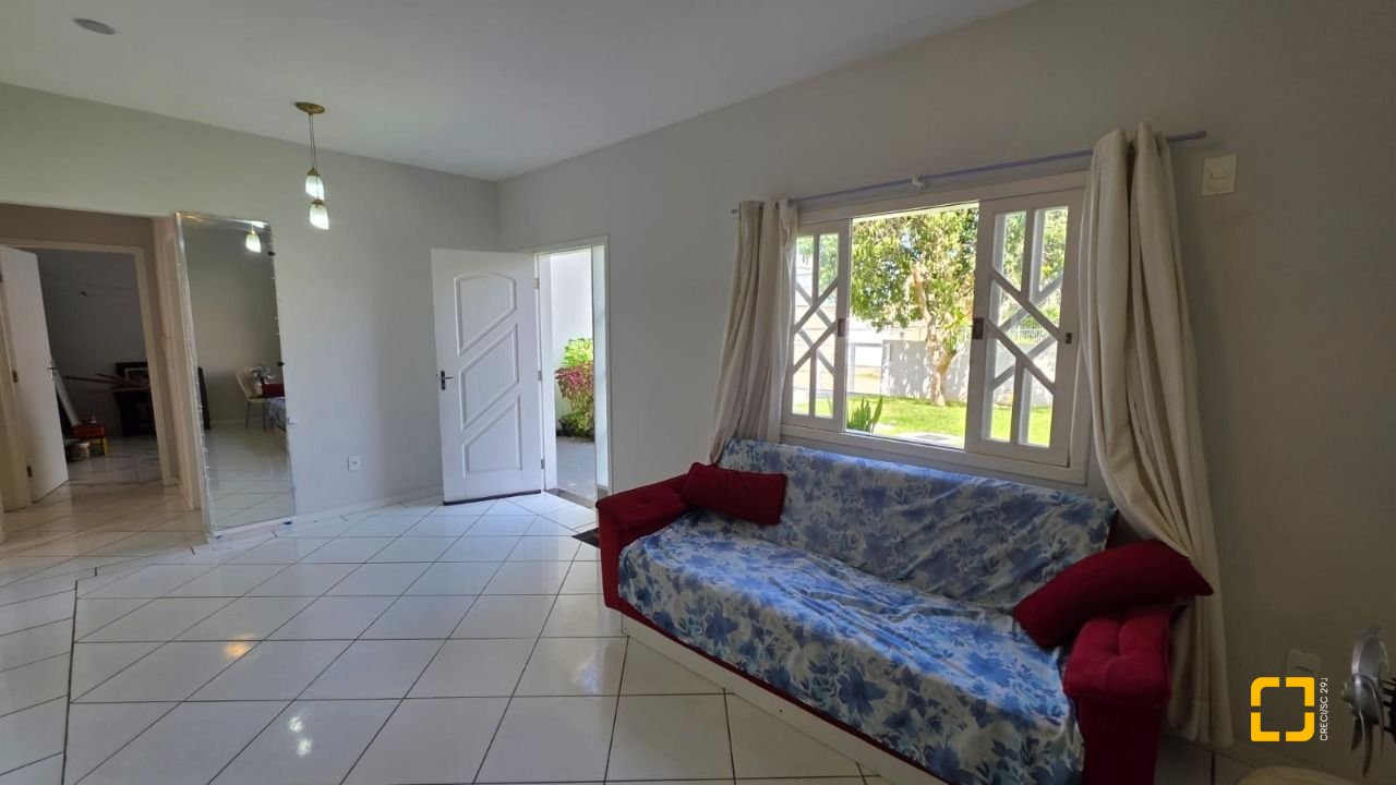 Casa com 101m², 4 quartos (sendo 1 suíte), 4 garagens, no bairro Carianos em Florianópolis