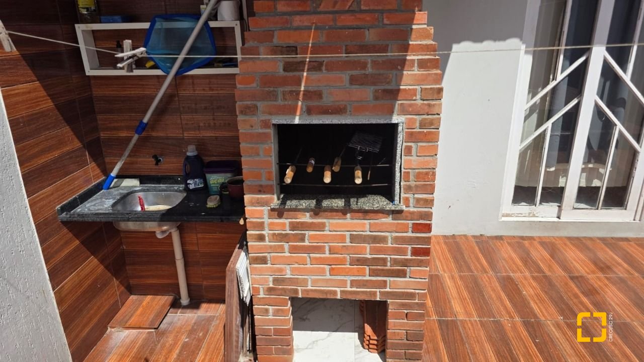 Casa com 101m², 4 quartos (sendo 1 suíte), 4 garagens, no bairro Carianos em Florianópolis