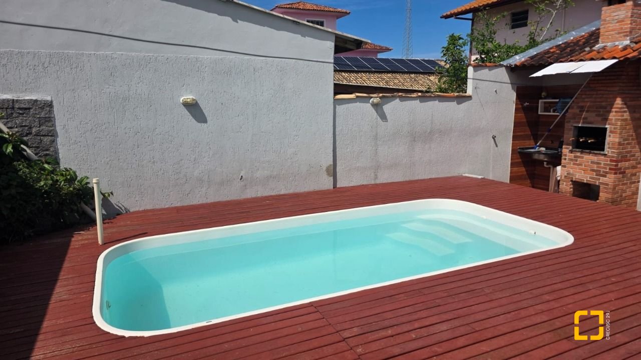 Casa com 101m², 4 quartos (sendo 1 suíte), 4 garagens, no bairro Carianos em Florianópolis