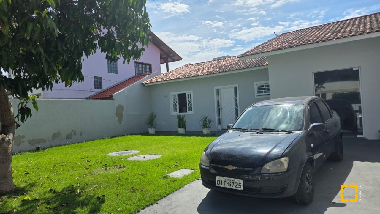 Casa com 101m², 4 quartos (sendo 1 suíte), 4 garagens, no bairro Carianos em Florianópolis