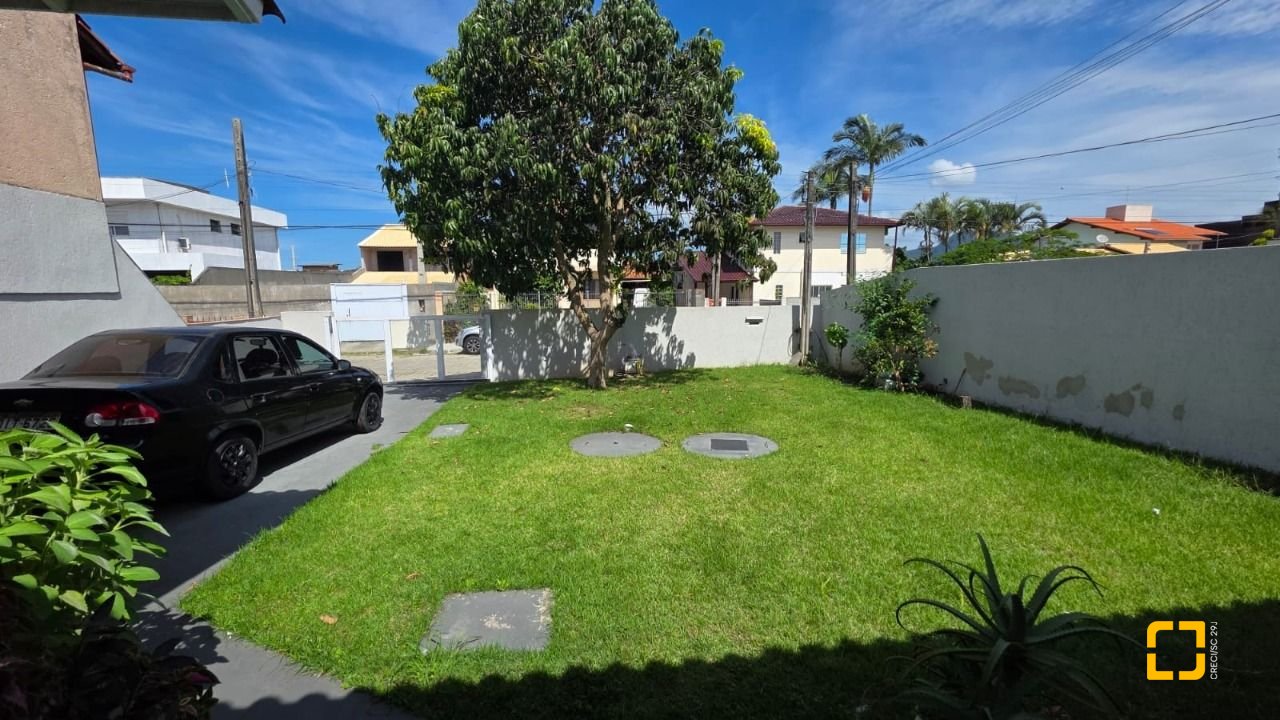 Casa com 101m², 4 quartos (sendo 1 suíte), 4 garagens, no bairro Carianos em Florianópolis