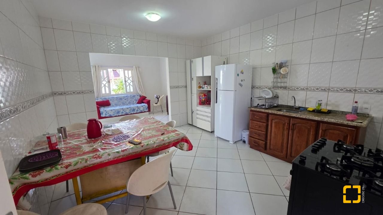 Casa com 101m², 4 quartos (sendo 1 suíte), 4 garagens, no bairro Carianos em Florianópolis