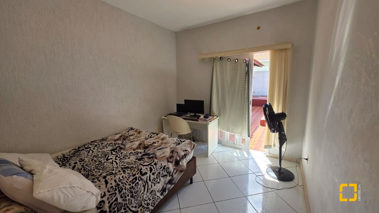 Casa com 101m², 4 quartos (sendo 1 suíte), 4 garagens, no bairro Carianos em Florianópolis