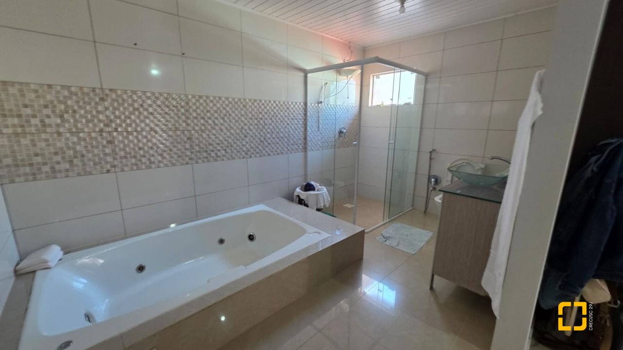 Casa com 101m², 4 quartos (sendo 1 suíte), 4 garagens, no bairro Carianos em Florianópolis