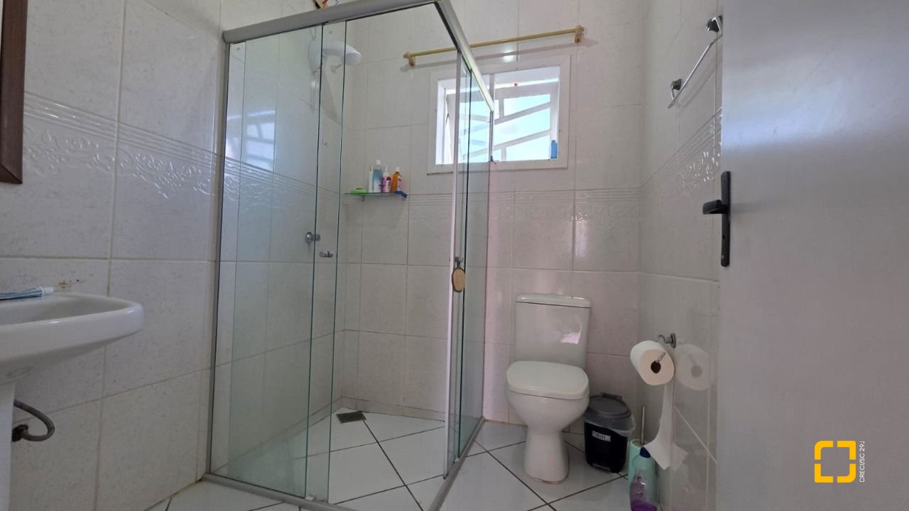 Casa com 101m², 4 quartos (sendo 1 suíte), 4 garagens, no bairro Carianos em Florianópolis