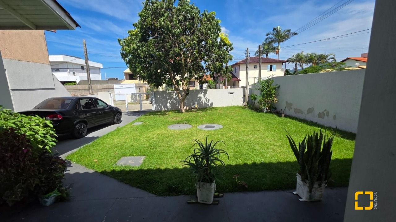 Casa com 101m², 4 quartos (sendo 1 suíte), 4 garagens, no bairro Carianos em Florianópolis