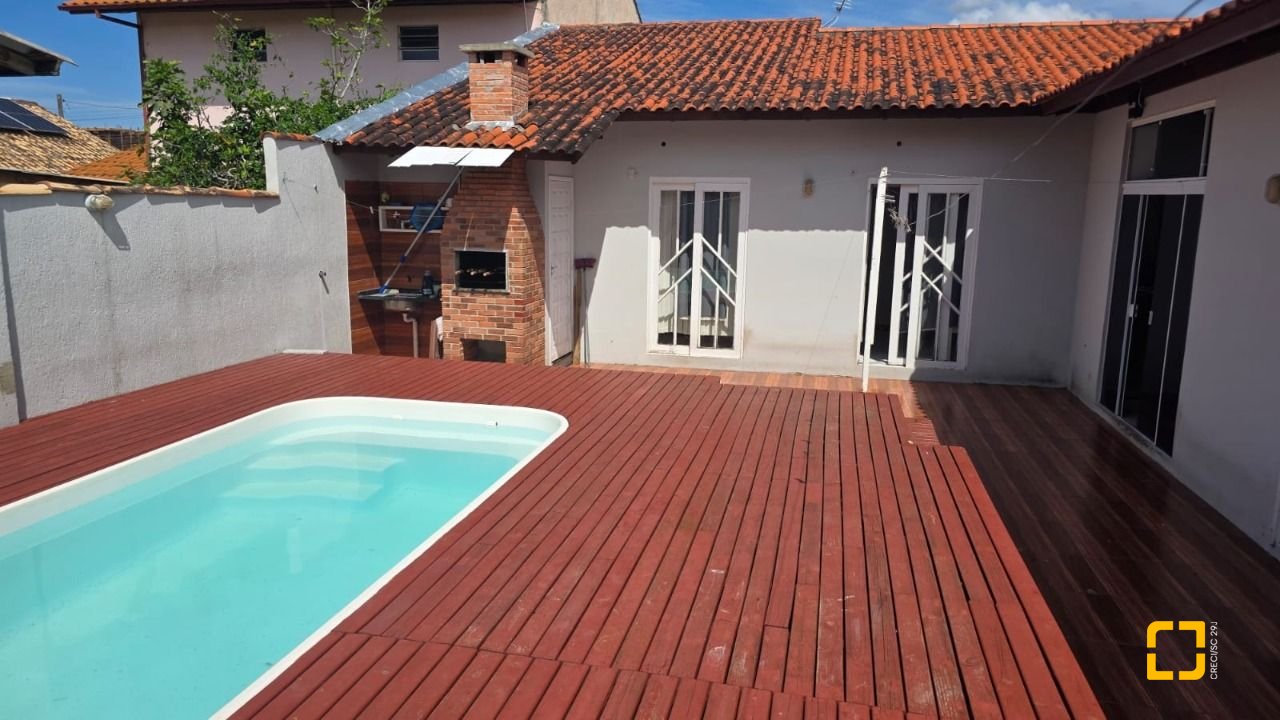 Casa com 101m², 4 quartos (sendo 1 suíte), 4 garagens, no bairro Carianos em Florianópolis