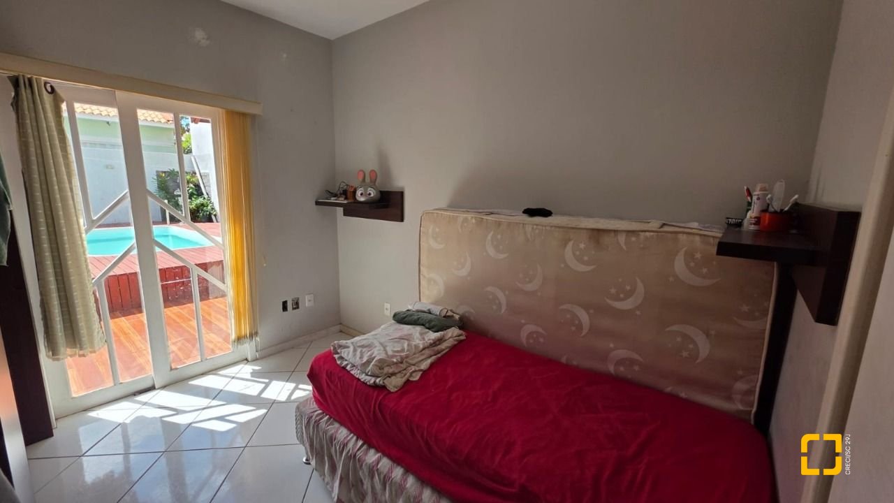 Casa com 101m², 4 quartos (sendo 1 suíte), 4 garagens, no bairro Carianos em Florianópolis